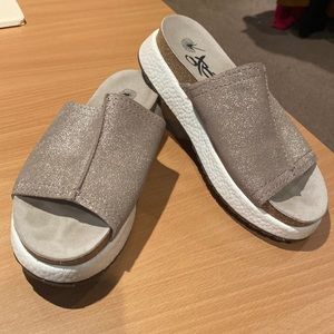 OTBT like new condition sneaker sandals